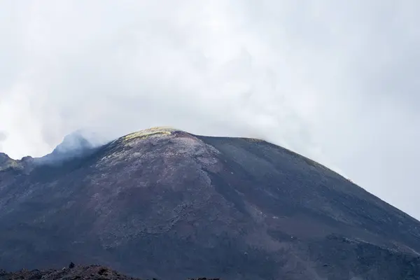 除了埃特纳山 还有以前喷发的黄硫带 火山灰 熔岩和粉末 烟熏火山 水蒸气和烟雾与云彩混合 — 图库照片