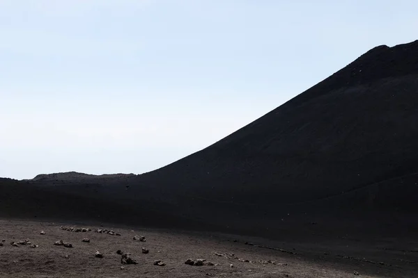 熔岩山和埃特纳山上的火山灰火星和虚幻的风景 沙子和黑色卵石 — 图库照片