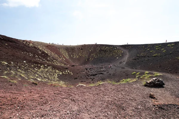 埃特纳山的小火山口 山脊上有许多游客 中心是螺旋形的石头 Etna火山第二空闲火山口 — 图库照片