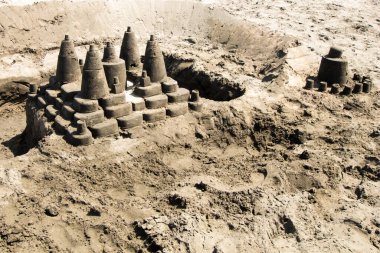 Kumsaldaki kumdan kompleks kale yapım aşamasında.