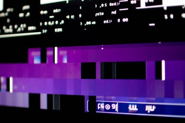 Hafıza yüklemesinden sonra işletim sistemi durdu. Mor, mavi ve beyaz arızalar monitörde ve dağınık kodlarda. Sistem ve grafik kartı dolup taşıyor