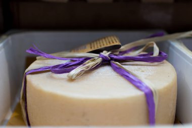 Pecorino şeklinde mor bir kurdele ve kurdele ile paketlenmiş. Beyaz koyun şekli pek baharatlı değil.