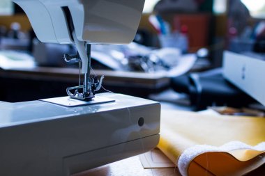 Beyaz dikiş makinesinin ayrıntıları. Dikiş makinesine ihtiyacım var.