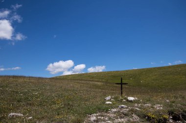 Yürüyüş ve yürüyüş için dağ manzarası 