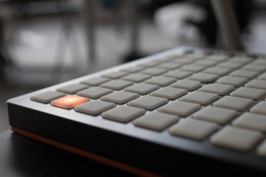 8 x 8 dosyada 64 tuşluk bir matrisi olan elektronik müzik enstrümanı