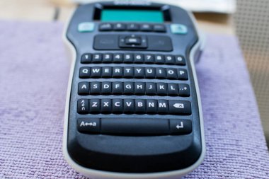 Etiket yapmak için bir makine. Harfleri, numaraları ve lcd görüntüsü olan klavye