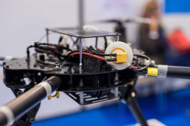 Bir hava keşif insansız hava aracının yapısı. Montaj aşamasında gövdesiz bir dron