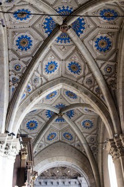 Kubbe 'nin iç dekorasyonu ve Duomo di Como' nun göbeği Kuzey İtalya 'da geç dönem Gotik mimarisi. Katedralin içinden dekorasyon ve renkler