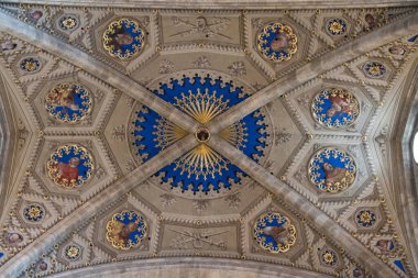 Kubbe 'nin iç dekorasyonu ve Duomo di Como' nun göbeği Kuzey İtalya 'da geç dönem Gotik mimarisi. Katedralin içinden dekorasyon ve renkler