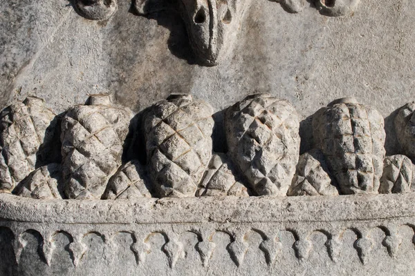 Cinco Cones Pinho Gravados Pedra Como Decoração Fachada Duomo Como — Fotografia de Stock