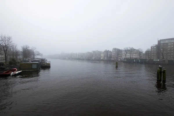Kanał Amsterdam Mgłą Dzień Mgłą Kanale Amsterdamskim Typowymi Domami Widokiem — Zdjęcie stockowe