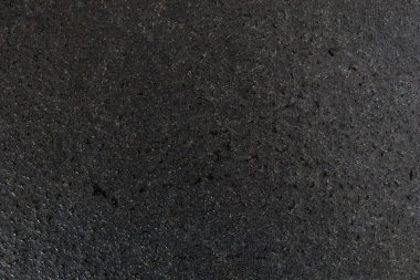 Çiğ ve sert siyah granit levha suyla ıslanmış. Siyah granit bir levha üzerine su damlaları ve bantlar, döşeme ve yapı malzemelerinde tazelik ve zarafet. Siyah taş ve su damlaları.