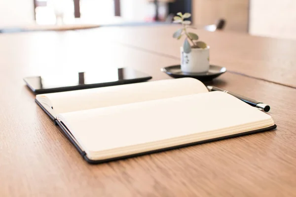 Σημειωματάριο Tablet Και Στυλό Ξύλινο Τραπέζι Χώρος Εργασίας Για Έναν — Φωτογραφία Αρχείου