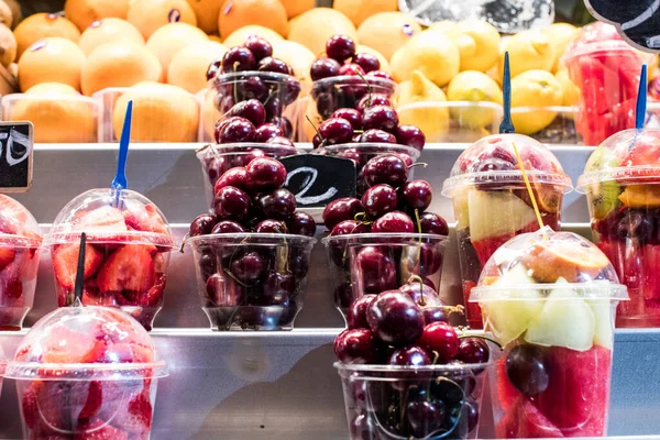 Salada Frutas Frescas Cortadas Embaladas Comida Bebida Para Verão Praia — Fotografia de Stock