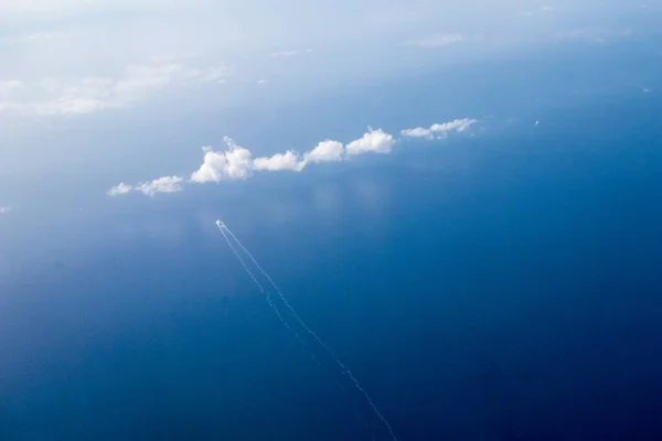 Statek Cuise Widziany Samolotu Morzu Śródziemnym Statek Otwartym Morzu Który — Zdjęcie stockowe