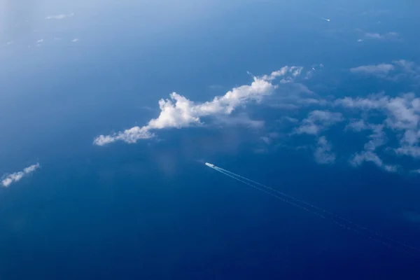 Statek Cuise Widziany Samolotu Morzu Śródziemnym Statek Otwartym Morzu Który — Zdjęcie stockowe