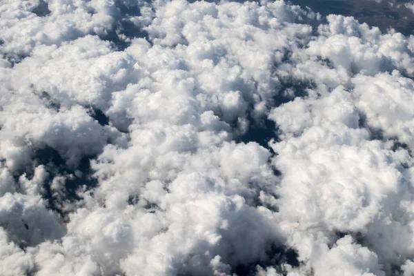 Białe Chmury Ziemią Tle Widok Lotu Ptaka Wybrzeże Grupami Chmur — Zdjęcie stockowe