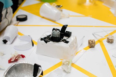 Atık maddelerden robot yapımı. Teknoloji, elektronik, robot bilimi ve dairesel ekonomi alanındaki çocuklar için STEM aktiviteleri. Eğitim amaçlı bilimsel faaliyetler için atık materyallerin geri dönüşümü