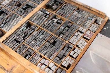 Tipografi için çekmecede toplanmış tipografik mobil karakterler. Taşınabilir karakterli antika mektup baskı sanat eserleri koleksiyonu. Harfleri yazdırmak için tipografinin ögeleri