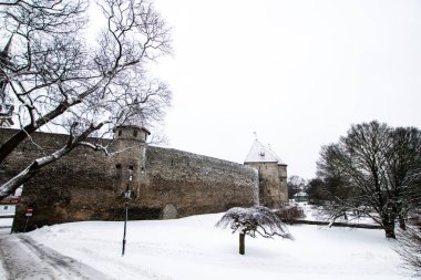 Estonya 'daki Tallinn şehrinin kuleleri ve ortaçağ duvarları, panorama ve mükemmel şekilde korunmuş antik geleneksel binalar. Estonya 'da kış turizmi
