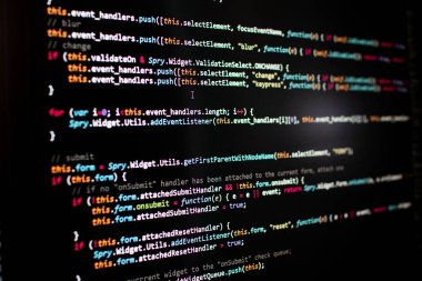 javascript satırları web sitesi uygulaması için bir kütüphaneye kodlanır. İnternet ve web sayfaları için geliştirilmiş bir yazılımda betik dili. Renkli kodlu siyah arkaplan. Javascript komutları