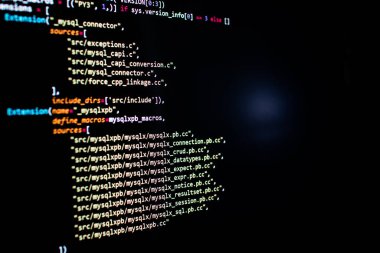 Mysql bağlantısı bir web uygulamasında. Veritabanı bağlantı betiği, siyah arkaplan üzerindeki renkli satırlar. Veritabanı bağlantısı için geliştirici