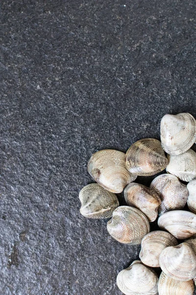 Hrst Mušlí Typu Lupini Černém Žulovém Stole Připravených Vaření Syrové — Stock fotografie