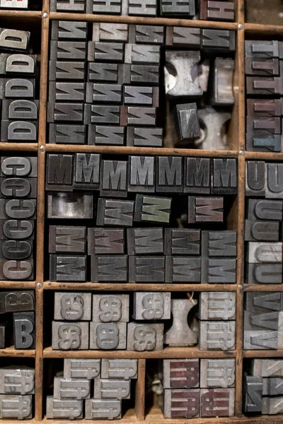 Типографские Мобильные Символы Собранные Ящике Типографии Коллекция Старинных Произведений Искусства — стоковое фото
