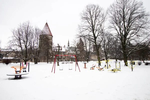 Башни Средневековые Стены Города Таллинна Эстонии Детской Площадкой Посреди Замерзшего — стоковое фото