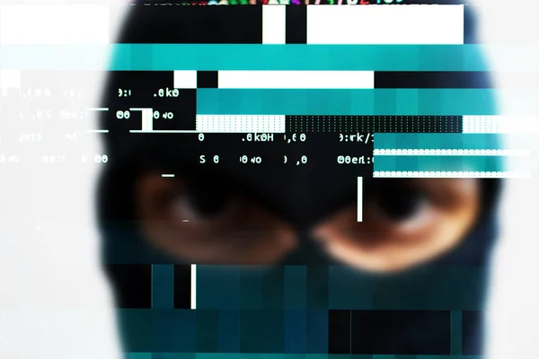 バラクラバを持つ男は グリッチと重複してソフトウェアのグラフィックエラーでぼやけている サイバーセキュリティとサイバー犯罪の問題を定義する概念 ソフトウェア違反の二重暴露 — ストック写真