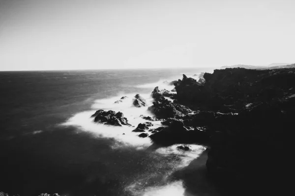 Черно Белое Изображение Морского Пейзажа Горами Скалами Длительное Воздействие Волны — стоковое фото