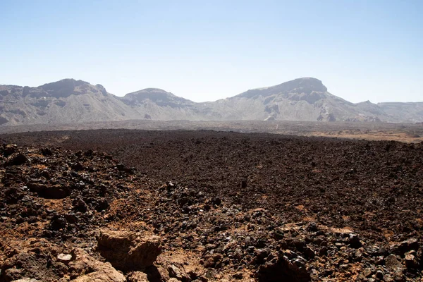 有火山岩的山地沙漠 有红土和沙子的岩石沙漠全景 — 图库照片