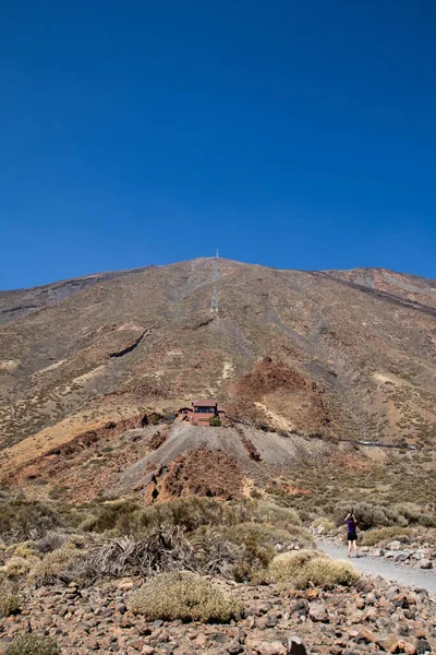 有火山岩的山地沙漠 有红土和沙子的岩石沙漠全景 — 图库照片