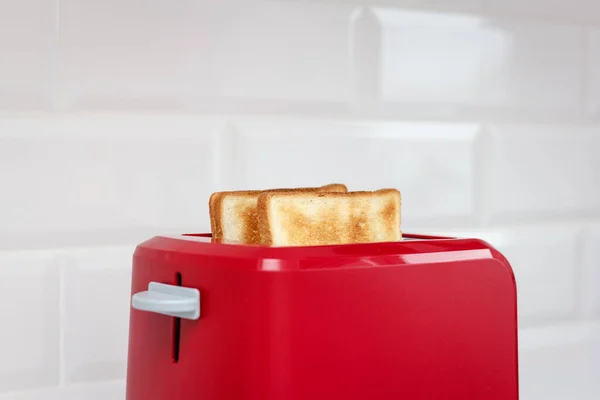 Roter Toaster Mit Brotscheiben Auf Weißem Hintergrund — Stockfoto