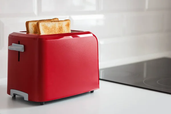 Czerwony Toster Tostowym Chlebem Śniadanie Białe Tło Biały Stół Kuchenny — Zdjęcie stockowe