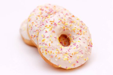 Beyaz arka planda renkli serpiştirilmiş beyaz çörekler.