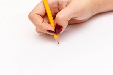 Kalemle beyaz kağıda yazan kadın eli..