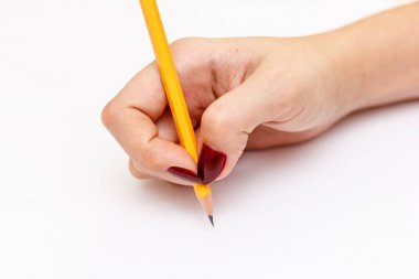 Kalemle beyaz kağıda yazan kadın eli..