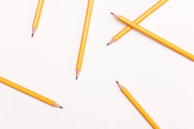 Beyaz arkaplanda kalemler.