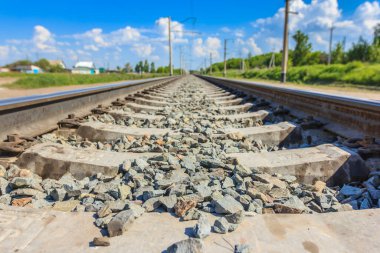 Kırsal bölgelerdeki demiryolu rayları. Bulutlu güzel bir gökyüzü. Sibirya şehir manzarası.