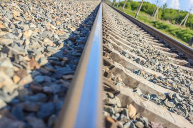 Demiryolu, yakın çekim görüntüsü. Kırsal bölgeler. Bulutlu güzel bir gökyüzü. Sibirya manzarası.