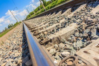 Demiryolu, yakın çekim görüntüsü. Kırsal bölgeler. Bulutlu güzel bir gökyüzü. Sibirya manzarası.