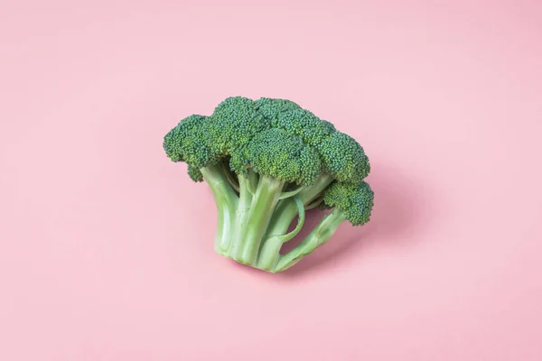 Brokoli Hijau Segar Dengan Latar Belakang Merah Muda — Stok Foto