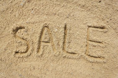 Sahilde kumlara yazılmış satılık sözler, doğal arka plan.