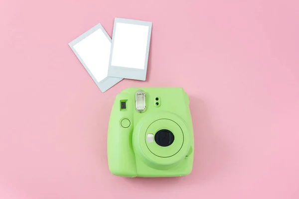 Groene Instant Camera Kant Klare Foto Een Roze Achtergrond Mockup — Stockfoto