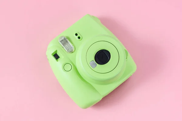 Zelená Instantní Kamera Růžovém Pozadí — Stock fotografie