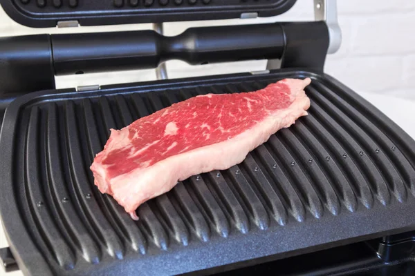 Ein Stück Frisches Fleisch Saftiges Rindersteak Auf Dem Elektrogrill — Stockfoto