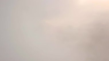 Beyaz bulutlara doğru uçan manzaralı hava manzarası. SABAH, BORNEO 'da çekildi