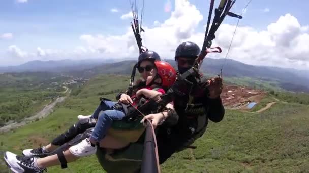 Ranau Sabah Malaysia Enero 2020 Madre Hijo Viajando Parapente Paragliding — Vídeo de stock