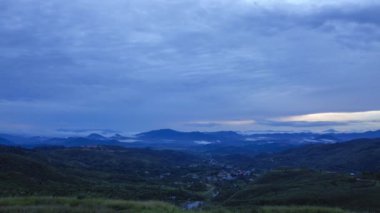 Gün doğumu, hareket eden bulutlar, RANAU PARK 'taki köy zaman çizelgesi görüntüleri.